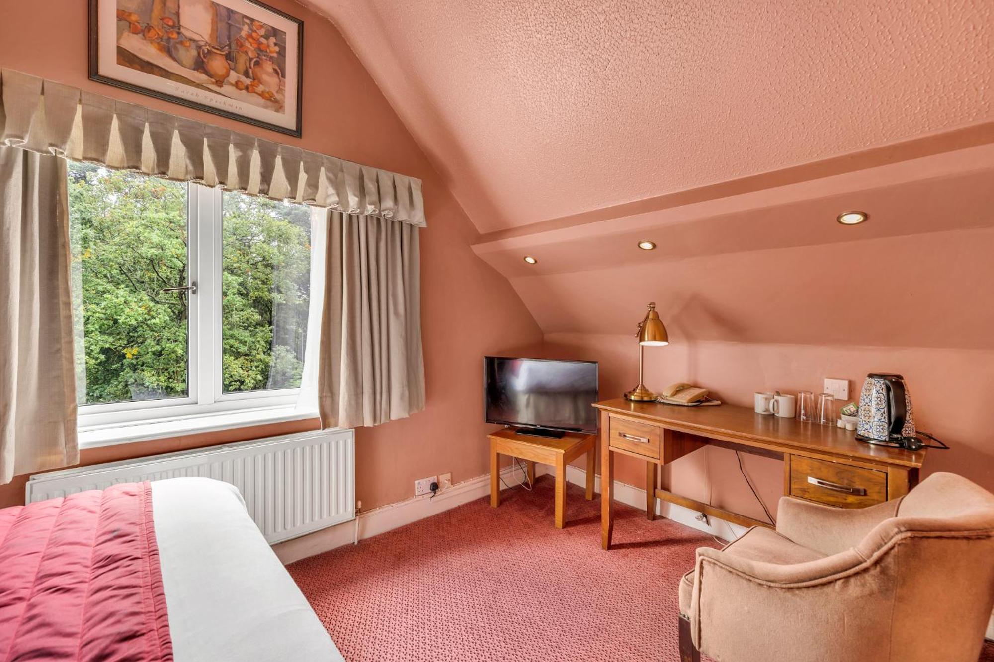 Dial House Hotel Crowthorne Exterior photo